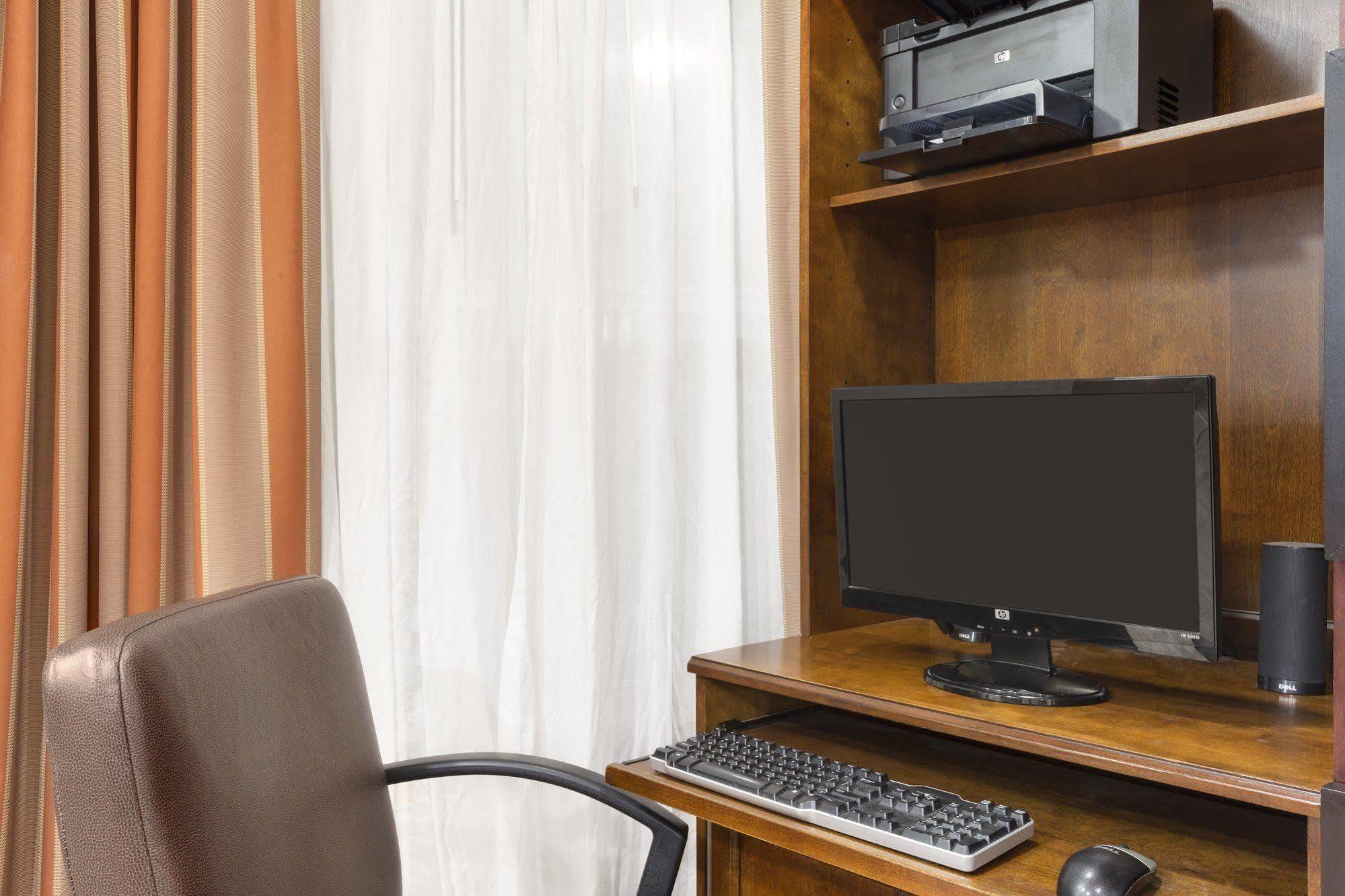 Hotel Country & By Radisson, Lubbock, Tx
